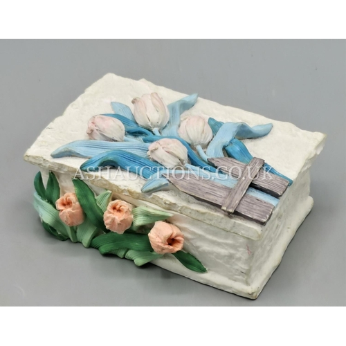 572 - TRINKET BOX With APPLIED FLOWER DECORATION