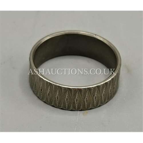 585 - WHITE METAL RING