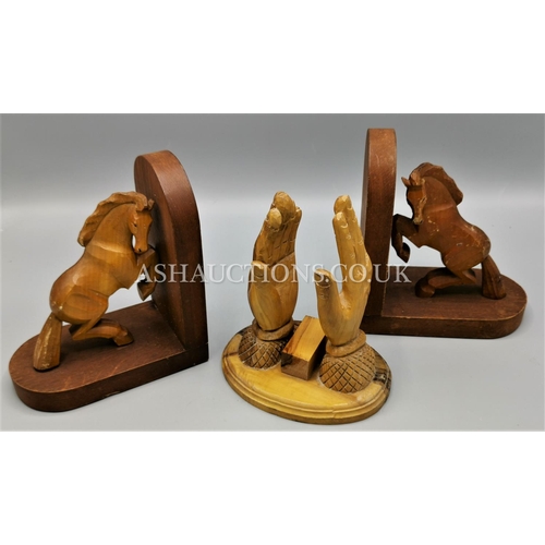 606 - BOOKENDS AND HANDS FIGURE