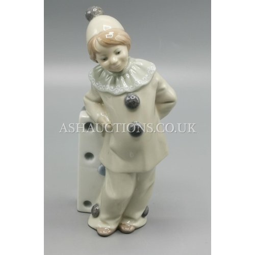 201 - LLADRO FIGURINE OF HARLEQUIN JESTER GIRL LEANING AGAINST A DOMINO (Model No 1175) (Designed by Julia... 