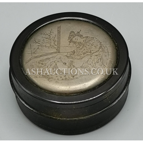 390 - ORIENTAL BAKELITE SNUFF BOX WITH EROTIC DESIGN