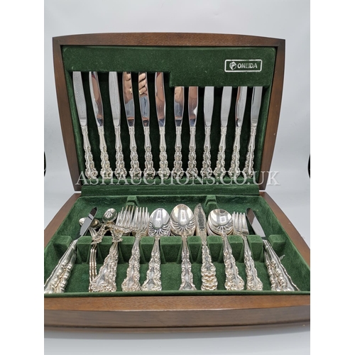 1167 - ONEIDA EIGHTPIECE SETTING CUTLERY SET. RARE COMMUNITY BEETHOVEN DESIGN IN ORIGINAL FITTED BOX   (Ple... 