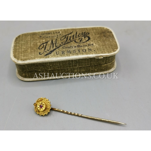 689 - PRESENTED AS AN EDWARDIAN 15ct GOLD RUBY STONE SET CRAVAT PIN. (Stamped 15ct.)( Weight 1.2 Grams.)(O... 