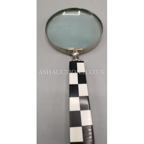 862 - MAGNIFYING GLASS