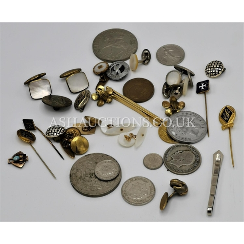 391 - PRESENTED AS A MIXED LOT OF SILVER, COINS, CUFFLINKS, TIE PINS, ARMY BUTTONS Etc