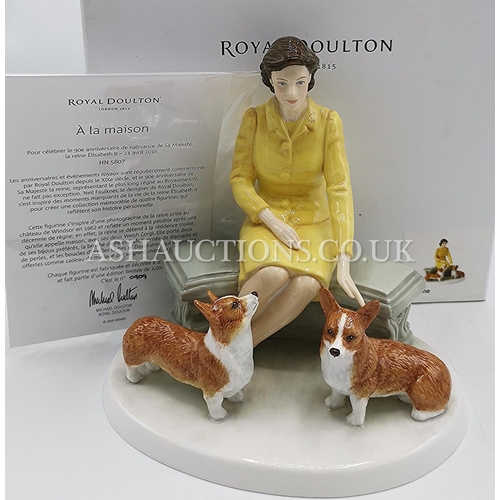 445 - ROYAL DOULTON Large 16cm x 16cm CHARACTER FIGURINE OF HM QUEEN ELIZABETH II 