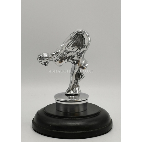 1080 - POLISHED ALUMINIUM SPIRIT OF ECSTASY ON WOODEN PLYNTH