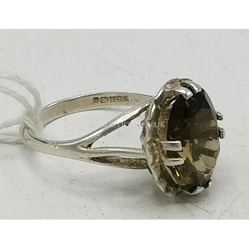 439 - PRESENTED AS A STERLING SILVER/SMOKEY QUARTZ RING (Size P , Weight 4.1 Grams)