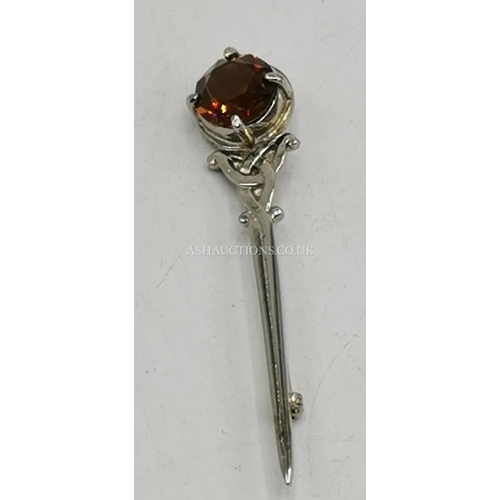 585 - SCOTTISH BROOCH SET WITH CITRINE STONE