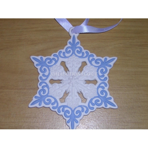 789 - WEDGWOOD Pale BLUE JASPER WARE CHRISTMAS TREE DECORATION IN THE SHAPE OF A SNOWFLAKE