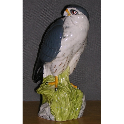 428 - ROYAL DOULTON 16.5cm WHISKY DECANTER IN THE FORM OF A MERLIN (Beswick Model No 2641) Designed By Mr ... 