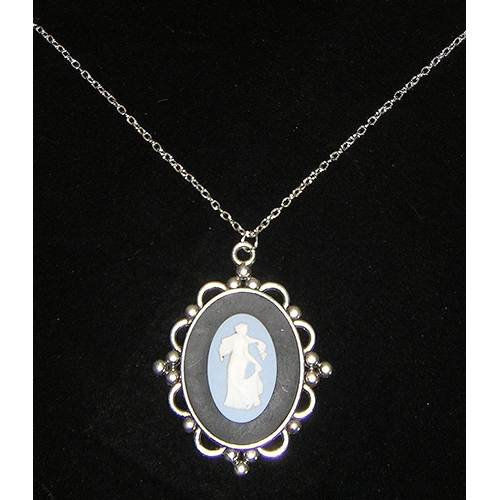 430 - NECKLACE With JASPER WARE CAMEO