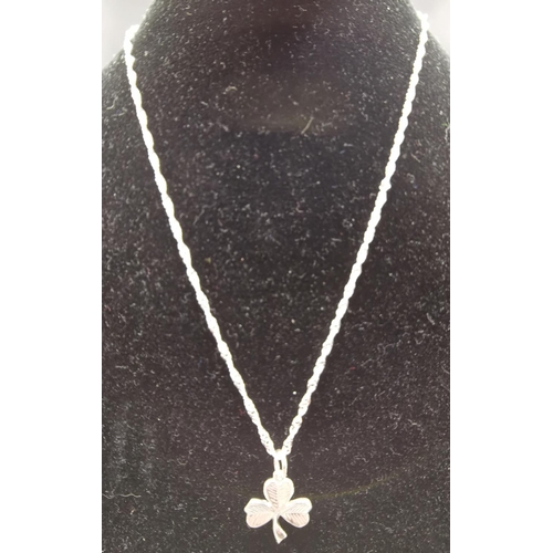 557 - PRESENTED AS A SILVER (Stamped 925) SHAMROCK PENDANT ON A 40cm NECK CHAIN (Total Weight 3 Grams) (Bo... 