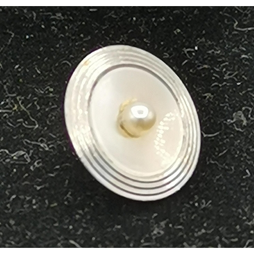 1018 - PRESENTED AS A 9ct GOLD (Hallmarked) ,MOTHER OF PEARL STUD (Weight 1.7 Grams)