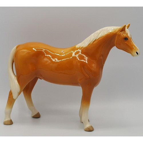 823 - CERAMIC MODEL OF A HORSE (Palomino Gloss Colourway)  (Possibly Beswick)