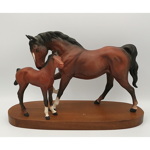 824 - BESWICK Large 20.3cm NODEL OF A MARE And FOAL 