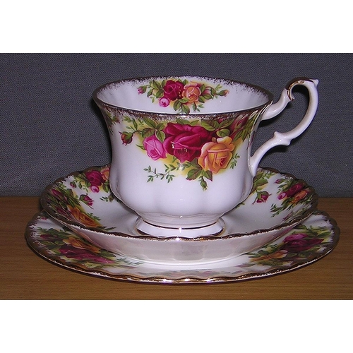 878 - ROYAL ALBERT CHINA TRIO IN THE OLD COUNTRY ROSES DESIGN