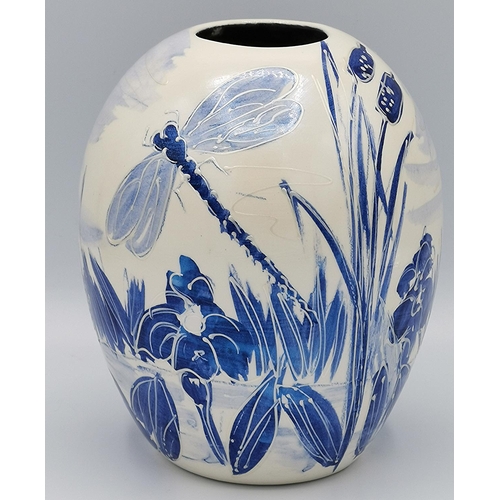 936 - ANITA HARRIS ART POTTERY 15cm BLUE/WHITE LUSTRE WARE VASE 