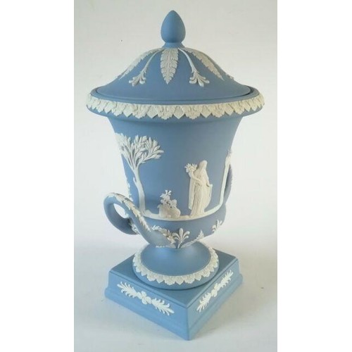 832 - WEDGWOOD Large 30cm PALE BLUE/WHITE JASPER TWIN ARCHED HANDLED CAMPAGNA URN VASE DEPICTING NEO CLASS... 