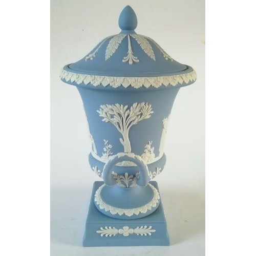 832 - WEDGWOOD Large 30cm PALE BLUE/WHITE JASPER TWIN ARCHED HANDLED CAMPAGNA URN VASE DEPICTING NEO CLASS... 