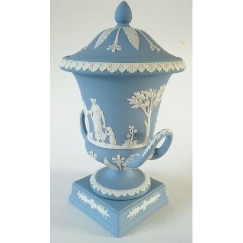 832 - WEDGWOOD Large 30cm PALE BLUE/WHITE JASPER TWIN ARCHED HANDLED CAMPAGNA URN VASE DEPICTING NEO CLASS... 