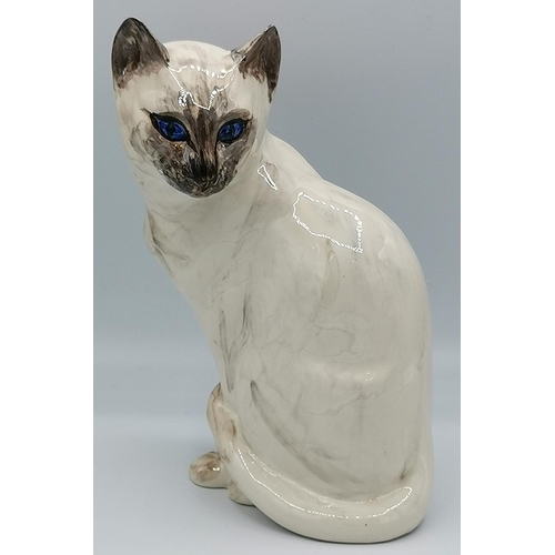 1243 - ANITA HARRIS ART POTTERY 20cm MODEL OF A SIAMESE CAT (Signed In Gold By Anita Harris)