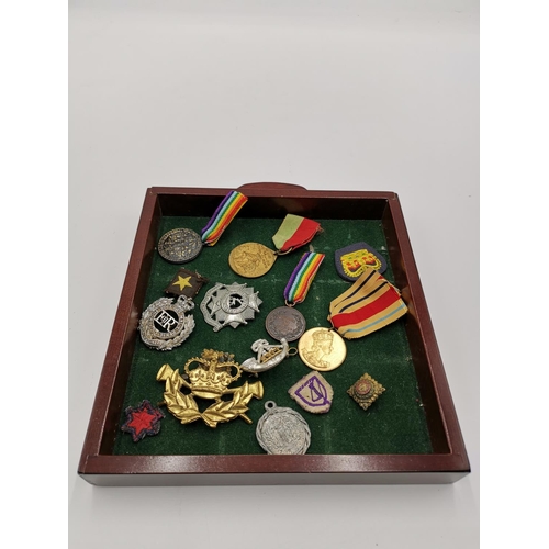 1293 - TRAY CONTAINING A QtY Of ARMY BADGES ,Etc