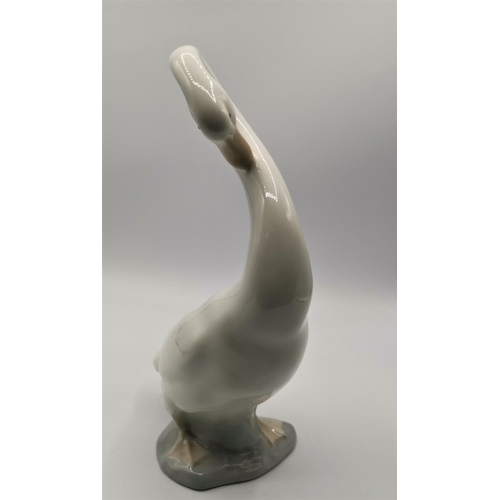 1255 - LLADRO (Nao) Large 23cm MODEL OF A SWAN