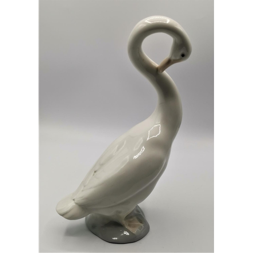 1255 - LLADRO (Nao) Large 23cm MODEL OF A SWAN