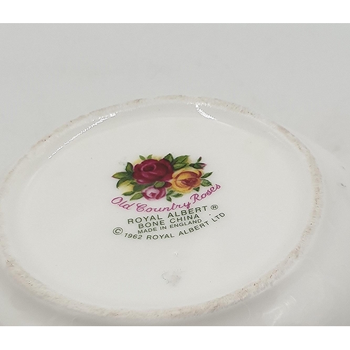 646 - ROYAL ALBERT CHINA 5.5cm x 7cm LIDDED TRINKET BOX IN THE OLD COUNTRY ROSES DESIGN