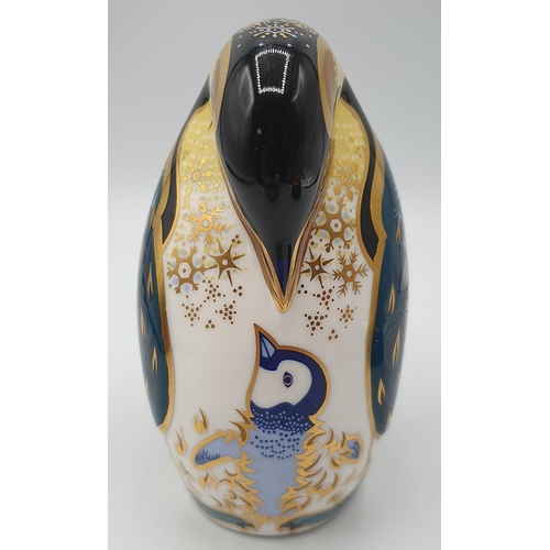 767 - ROYAL CROWN DERBY CHINA 12cm PAPERWEIGHT MODELLED AS A PENGUIN & BABY (Gold Stopper)