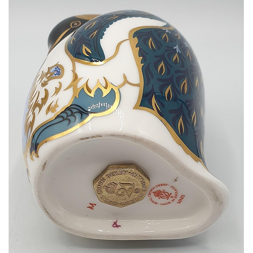 767 - ROYAL CROWN DERBY CHINA 12cm PAPERWEIGHT MODELLED AS A PENGUIN & BABY (Gold Stopper)