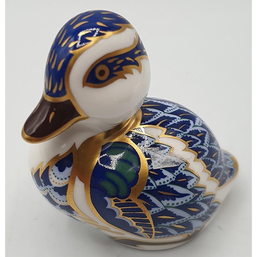 771 - ROYAL CROWN DERBY CHINA 7cm PAPERWEIGHT MODELLED AS A DUCKLING (Silver Stopper)