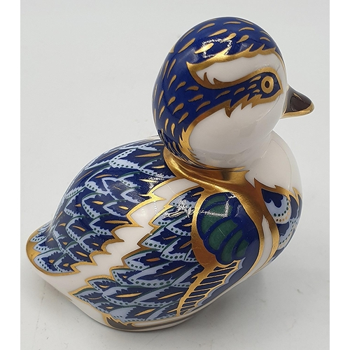 771 - ROYAL CROWN DERBY CHINA 7cm PAPERWEIGHT MODELLED AS A DUCKLING (Silver Stopper)