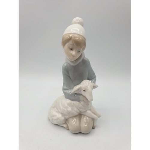 796 - LLADRO 15cm FIGURINE OF A GIRL With LAMB