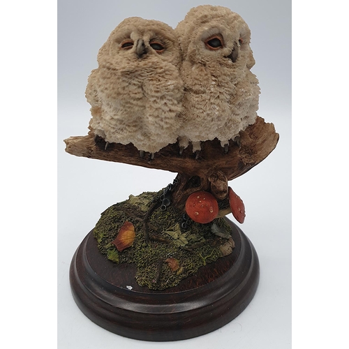 806 - COUNTRY ARTISTS 13cm MODEL OF TWO BABY OWLS SITTING ON A BRANCH ON PLYNTH