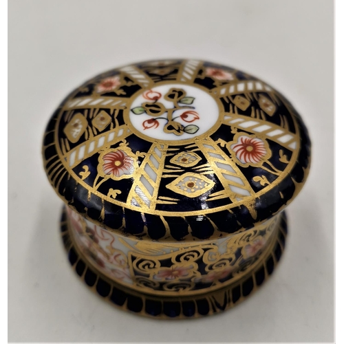 971 - ROYAL CROWN DERBY CHINA 5cm Dia LIDDED TRINKET BOX IN THE IMARI DESIGN