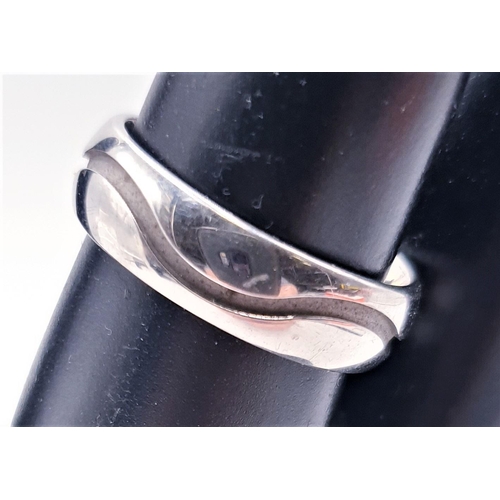 113 - PRESENTED AS A STERLING SILVER (925) WAVE DESIGN GENTS BAND RING (Size T,Total Weight 6.50 Grams)