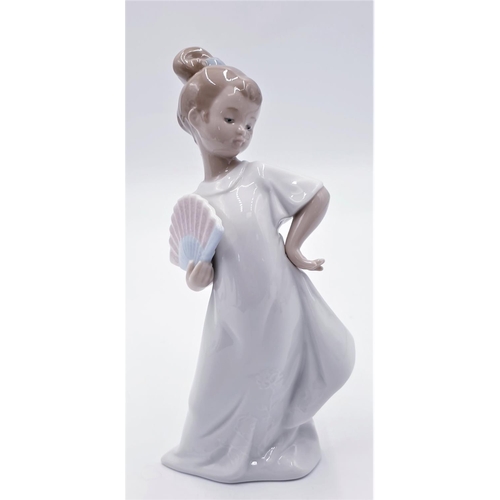 318 - LLADRO (Nao) Large 21.5cm CHARACTER FIGURINE OF A GIRL HOLDING A FAN 