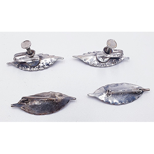 92 - PRESENTED AS A PAIR OF COLOMBIAN SILVER (Hallmarked 900) (Early 20th Century) EARRINGS & BROOCHES