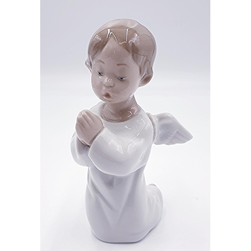 135A - LLADRO 13cm CHARACTER FIGURINE OF AN ANGEL PRAYING