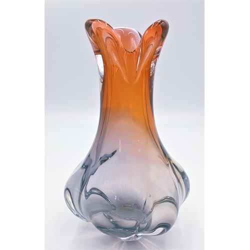 700 - ART GLASS 23.5 cm VASE