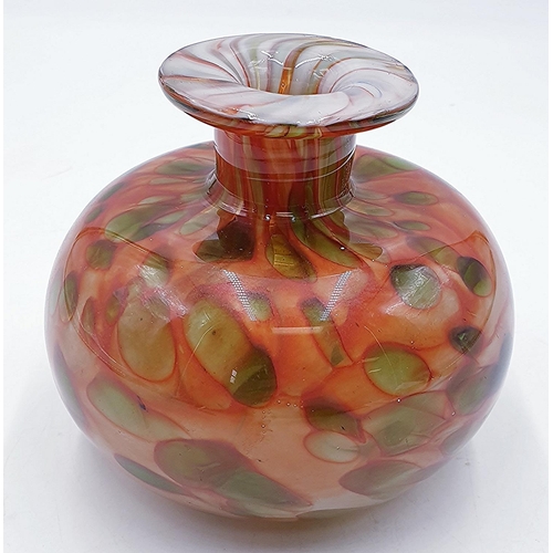 742 - ART GLASS 11.5 cm VASE