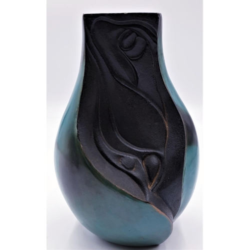 268 - ROGER RISANTO 20.5 cm  PERU VASE