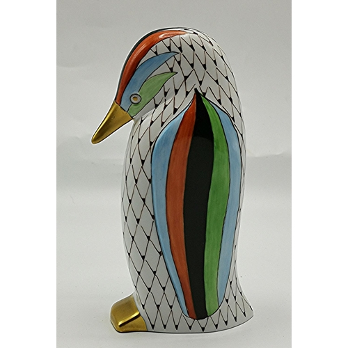 490B - HOLLOHAZA PORCELAIN 14cm MODEL OF AN EMPEROR PENGUIN