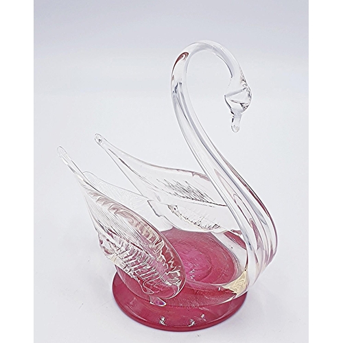 525 - ART GLASS 17cm x 15.5cm MODEL OF A SWAN