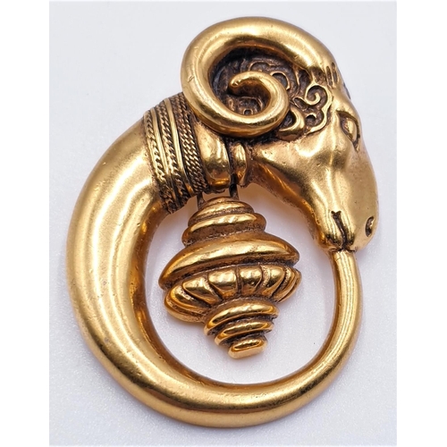 556 - YELLOW METAL RAMS HEAD SWING 5cm BROOCH