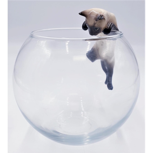 558 - GLASS BOWL With CAT (Old)