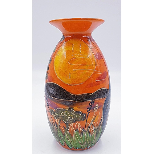 627 - ANITA HARRIS ART POTTERY 21cm MINOS VASE IN SAVANNHA (Giraffe) DESIGN (Signed In Gold By Anita Harri... 