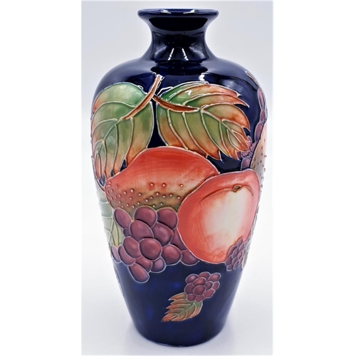 678 - COUNTRY ARTISTS 20 cm VASE DECORATED With FRUIT